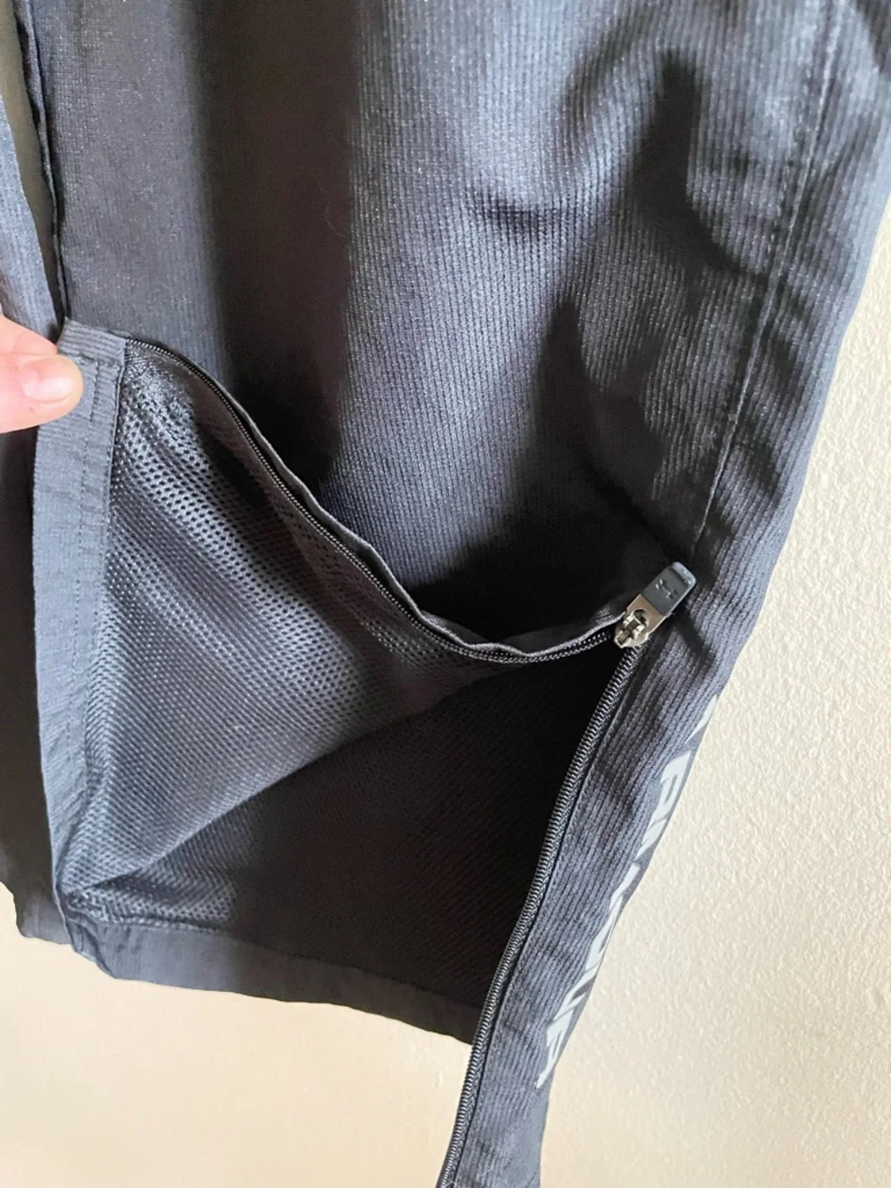 Under Armour Black Lightweight Track Pants – Size Small GUC *Flaw - Picture 8 of 16